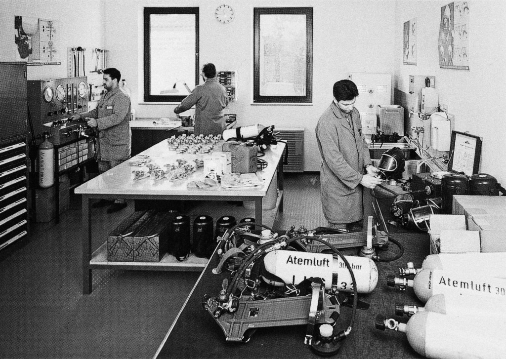 Arbeit in der Atemschutzwerkstatt, Aufnahme aus den 1980er oder 1990er Jahren.