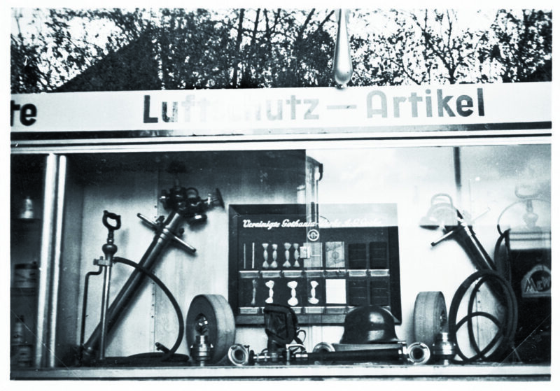 Schaufenster mit Luftschutz-Artikeln, aufgenommen 1936.