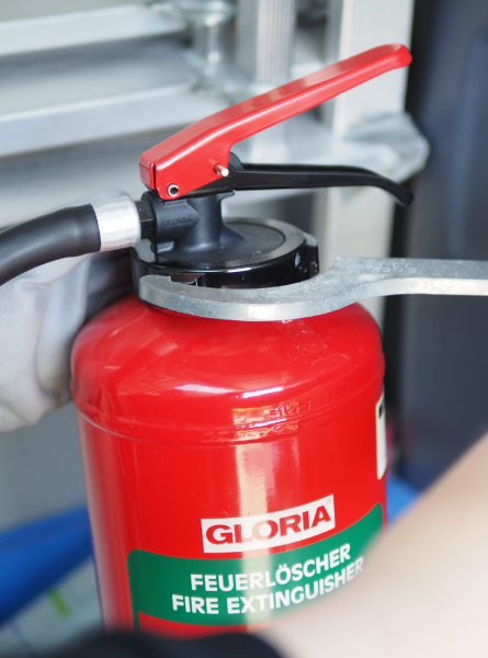 Feuerlöscher an einer Wandhalterung